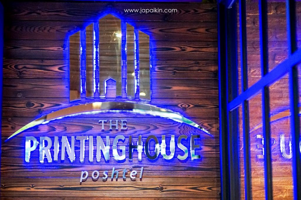 The Printing House Poshtel กินอิ่มนอนหลับ Rooftop วิวภูเขาทองยามค่ำคืน